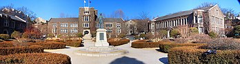 Vue panoramique du bâtiment principal de l’Université Yonsei à Séoul (Corée du Sud). (définition réelle 2 097 × 567*)