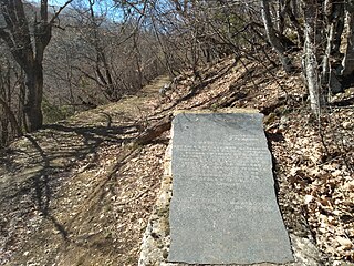 Спомен плоча за Толе Паша и загинатите комити во месноста Кленов Дол над Гуѓаково