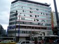 Edificio con danni non strutturali (rottura e caduta di vetrate). Terremoto di Fukuoka (Giappone) del 2005.