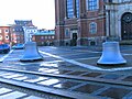 Im Zweiten Weltkrieg beschädigte Stundenglocken der Hauptkirche St. Michaelis, die 1974 durch zwei neue Stundenglocken ersetzt wurden