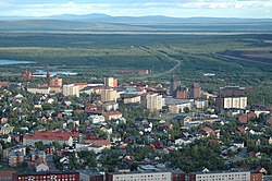 Pohled na centrum města Kiruna a okolní rozlehlé lesy, které město obklopují