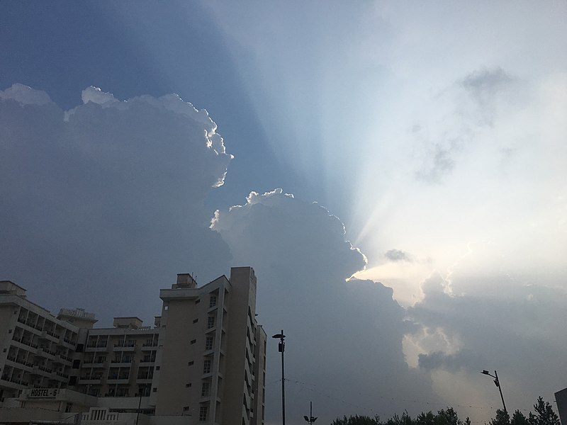 File:Tyndall effect.jpg