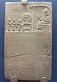 Bas-relief avec inscription sur stèle commémorant la réalisation et la consécration d'un statue du dieu-soleil Shamash commanditée par le roi babylonien Nabû-apla-iddina (888-855 av. J.-C.), à Sippar. British Museum.