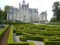 Le château de Balleroy (édifié à partir de 1626), construit en briques et en pierres, marque un tournant dans l'histoire de l'architecture française[129].