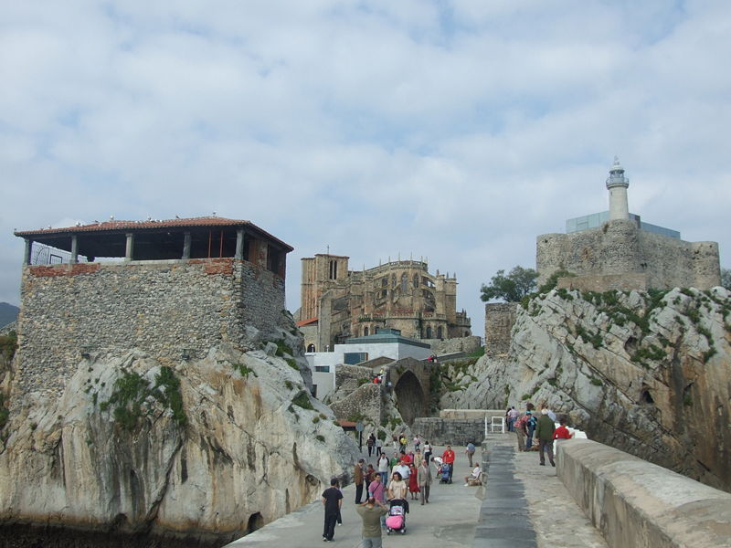 File:Faro e Iglesia de Castro Urdiales.jpg