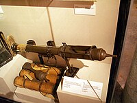 PIAT（ピアット） 第二次大戦中に英国が使用した歩兵携行型の対戦車兵器。構造上の特徴から"anti-tank mortar"に分類される。最大射程350mで、100mm厚の装甲を貫徹できる成形炸薬弾を射出した