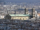 Vue de ¾ arrière depuis la butte Montmartre.