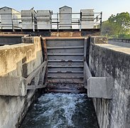 Tainter gate at Narmada Dholka Canal 01.jpg