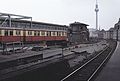 Östli­cher Bahnhofs­kopf mit S-Bahn-Zug der Bau­reihe ET 165 der BVG am Bahn­steig C und dem Stell­werk Frio, Septem­ber 1990