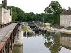 La première écluse à Buges (Corquilleroy).