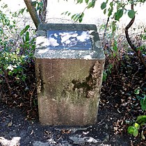 Denkmal Lager Pley. Inschrift: „Hier betrieben die Nationalsozialisten das Lager Pley. 1938–1941 Reichsarbeitsdienstlager, 1941–1942 Sammellager für Juden, 1942–1944 Zwangsarbeiterlager“