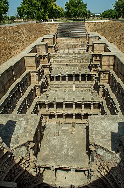 File:Rani ki vav at Patan.jpg