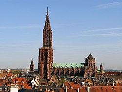 La Cathédrale au-dessus des toits de Strasbourg