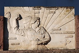 Monument sur le fronton de pelote basque de Sare.