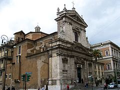 Volado del muro exterior que corresponde a la hornacina central de la capilla, sobre la que se encuentra la claraboya, y sobre ella el ventanal.[2]​