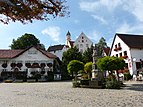 Marktplatz mit Kriegerdenkmal für die Gefallenen und Vermissten des 2. Weltkriegs und Haus des Gastes im Hintergrund (links)