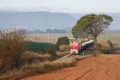 Un tren carregat de sal passa al costat de la presó de Lledoners.