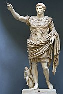 Một bức tượng bằng đá cẩm thạch của Hoàng đế Augustus. Ông đứng với một cánh tay giơ lên như thể đang ra lệnh. Augustus được miêu tả là một người đàn ông khoảng ba mươi lăm tuổi, tóc ngắn và cạo râu sạch sẽ. Ông mặc bộ quân phục La Mã có tấm che ngực, trang trí bằng da và khoác áo choàng bên ngoài áo dài ngắn. Tấm áo ngực được trang trí bằng các hình tượng trưng. Là một tác phẩm nghệ thuật, bức tượng thể hiện trình độ kỹ thuật cao.