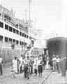 Desembarque de imigrantes japoneses no Porto de Santos (ano 1937 ou 1938)