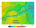 Carte topographique de la région de Kasei Valles, Bahram Vallis, Vedra Valles, Maumee Valles et Maja Valles, par 24,4° N et 295° E où ont été pris plusieurs clichés qui suivent.