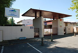 Entrée du lycée et du collège publics de La Serre de Sarsan.