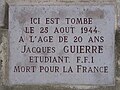 Plaque du côté de l'entrée du théâtre en hommage au FFI Jacques Guierre, tué ici pendant la Libération de Paris (août 1944).