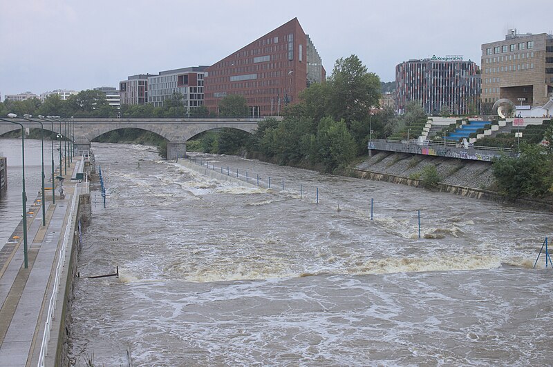 File:Praha, Štvanice, pohled na rozvodněnou Vltavu 08.jpg