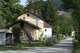 Der ehemalige Bahnhof Leonstein, rechts der Steyrtalradweg