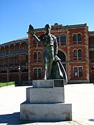 SA-plaza de toros monumento a El Viti 02.jpg