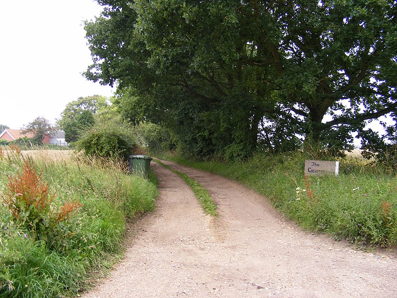 File:The entrance to The Carriages - geograph.org.uk - 2525315.jpg