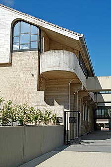 L'accès au Musée L se fait par la façade arrière.