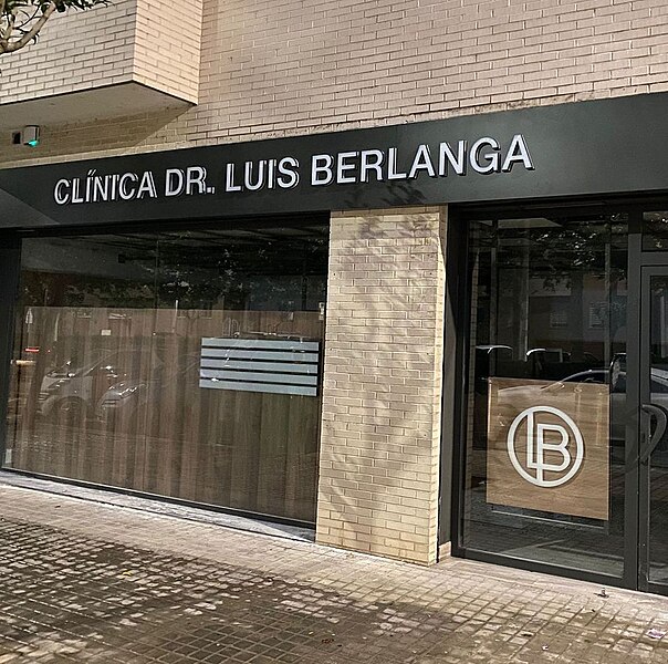 File:Lettres en relief clinica dr. luis berlanga.jpg