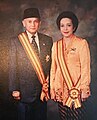 Foto resmi Presiden B.J. Habibie bersama istri, 1998.