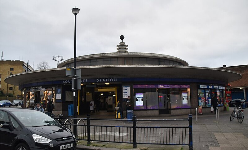 File:Southgate Station - geograph.org.uk - 6666876.jpg