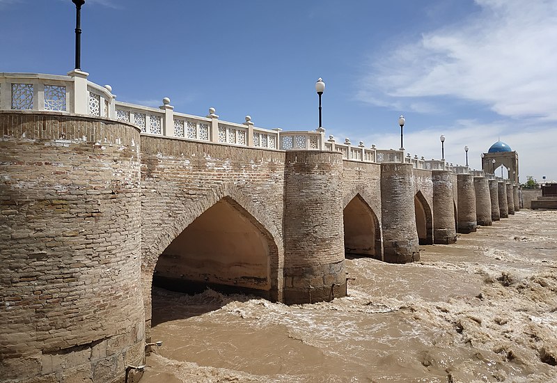 File:Ancient bridge in Qarshi (Uzbekistan).jpg