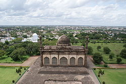 Blick auf Vijayapura vom Gol Gumbaz