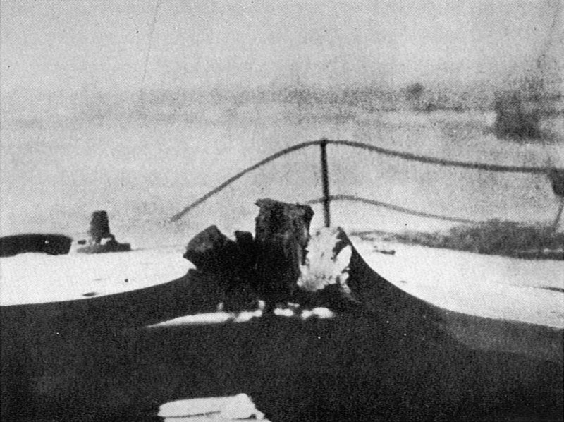 File:HMS Lion, shell damage to Q turret roof after Jutland (Warships To-day, 1936).jpg