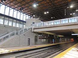 zicht op de sporen en perrons van het station Jolicoeur, met direct dag- en zonlicht