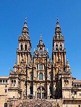 La fachada occidental barroca de la románica catedral española de Santiago de Compostela