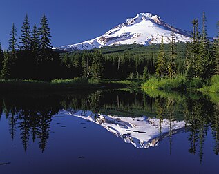 Le mont Hood, se réfléchissant sur le lac Trillium dans l’Orégon (États-Unis). (définition réelle 2 048 × 1 626*)