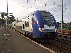 Rame TER au quai central en gare du Croisic.