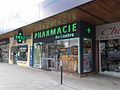 Devanture avec enseigne lumineuse de pharmacie en France.