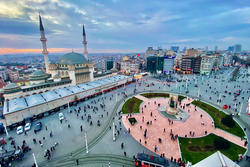 Taksim Meydanı'nda bulunan Cumhuriyet Anıtı ve Taksim Camii (Şubat 2023)