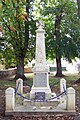 Le monument aux morts dans le square devant l'église (août 2011).