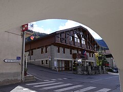 Mairie annexe de Mâcot depuis passage couvert (novembre 2022).JPG