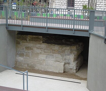 Fragmento de muro de fortificação perto da entrada da biblioteca do Arsenal