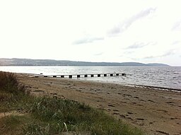 Badbrygga på gränsen mellan Hemmeslövsstrand och Eskilstorpsstrand med Båstad och Hallandsås i bakgrunden.