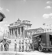 Brandenburger Tor mit Kriegsschäden, 1945