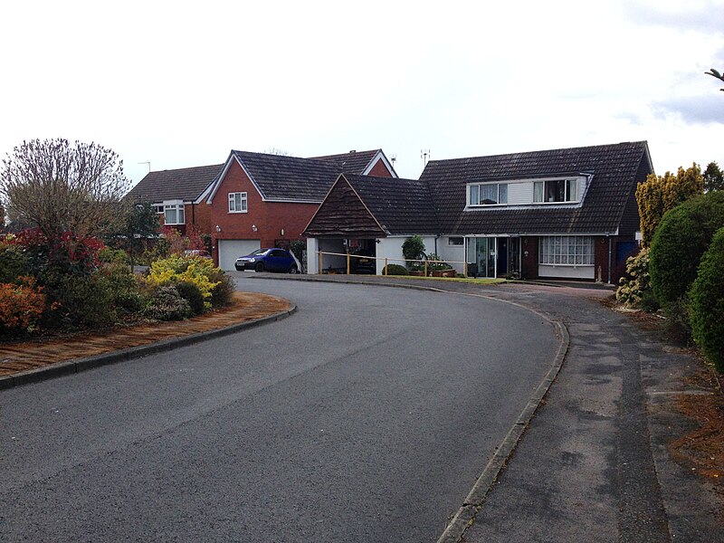 File:Clent Drive, Hagley - geograph.org.uk - 4927829.jpg