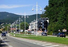 Photographie d'une route départementale au niveau d'une entrée de ville.